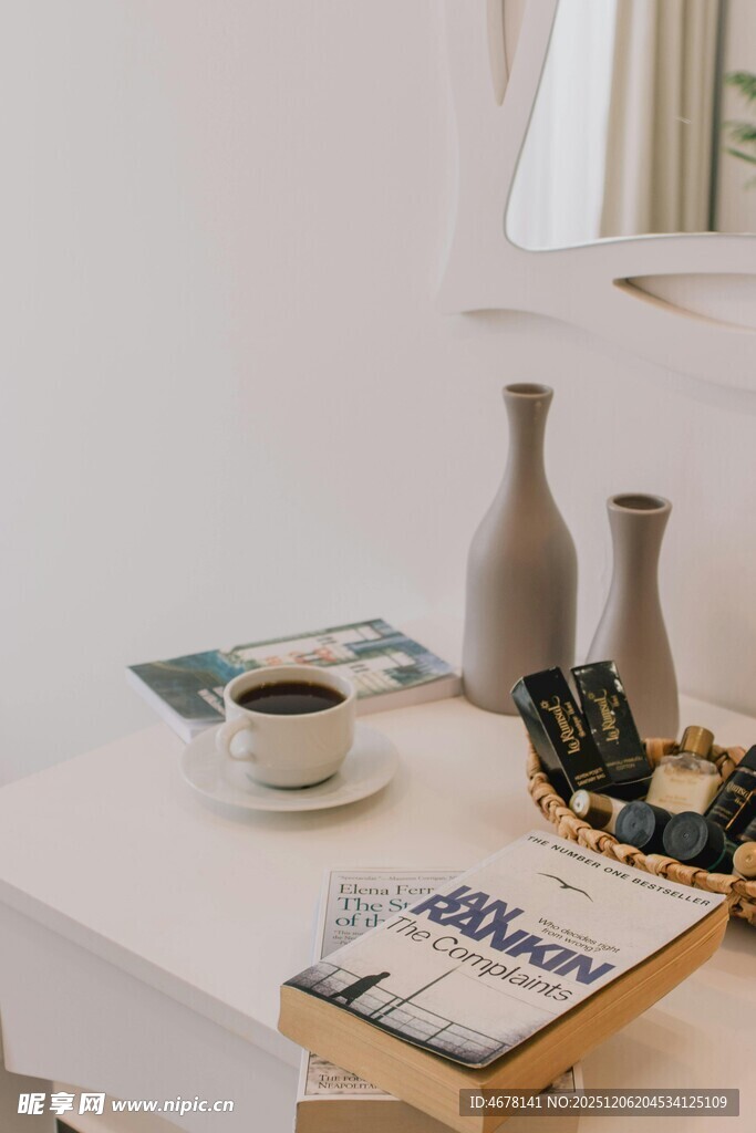 简约桌面的精致生活场景