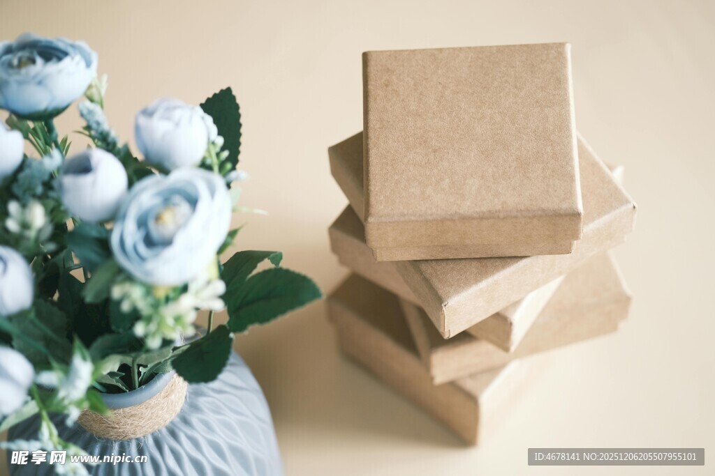简约纸盒与花卉装饰组合