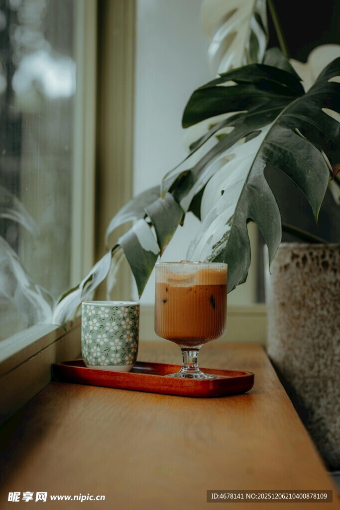 窗边绿植旁的美味饮品