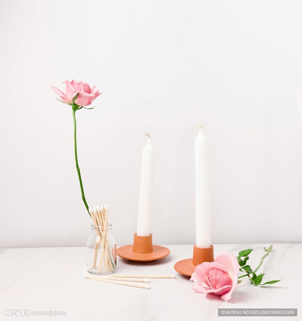 简约花卉蜡烛静物组合