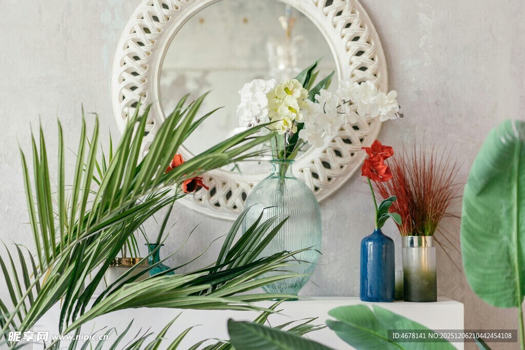 室内绿植与装饰花瓶组合