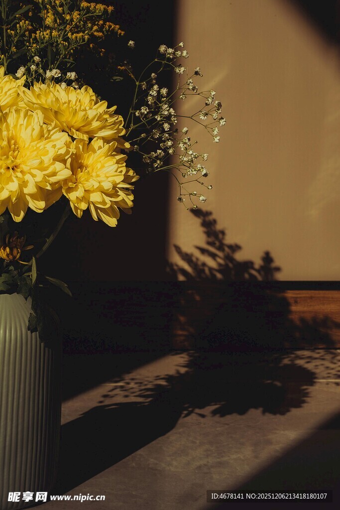 花瓶中的黄色菊花静物