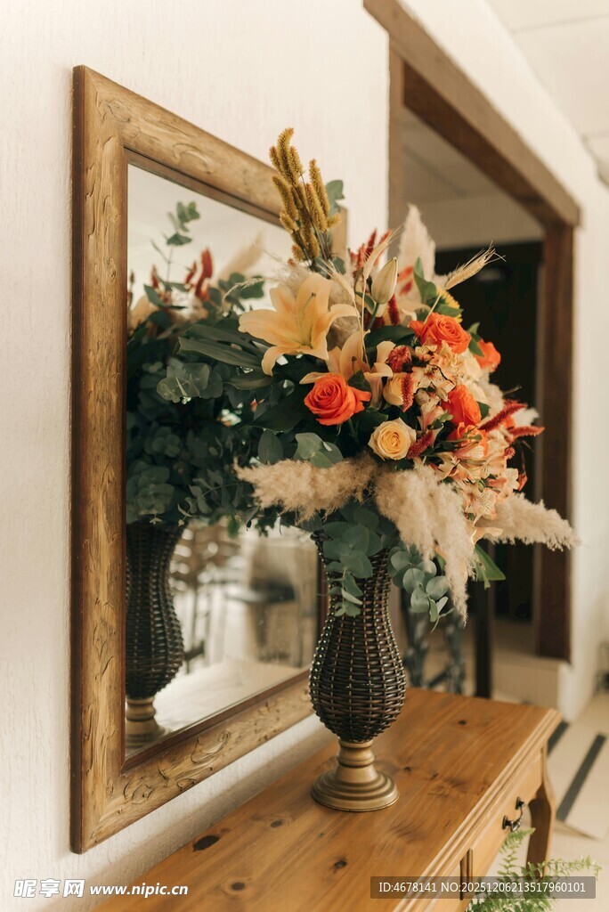 复古风花瓶插花装饰画旁