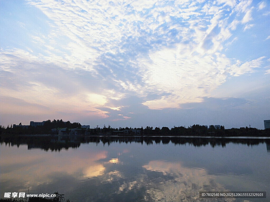 霞光映照下的湖水