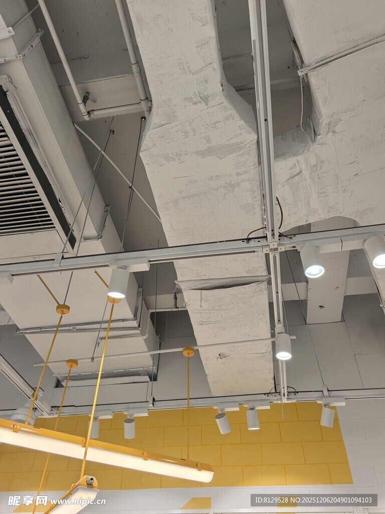 室内天花板管道设施景象