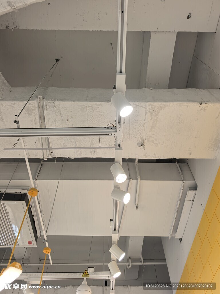 室内天花板管道灯具场景
