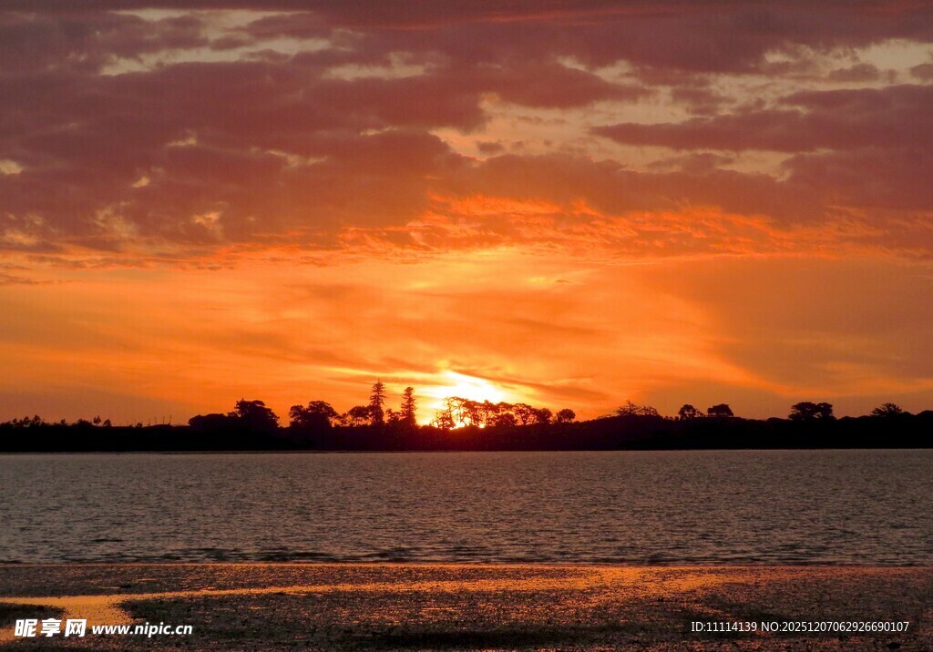 夕阳下的水面与天际美景