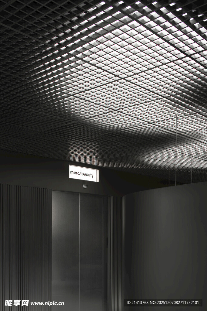 昏暗电梯内的指示牌场景