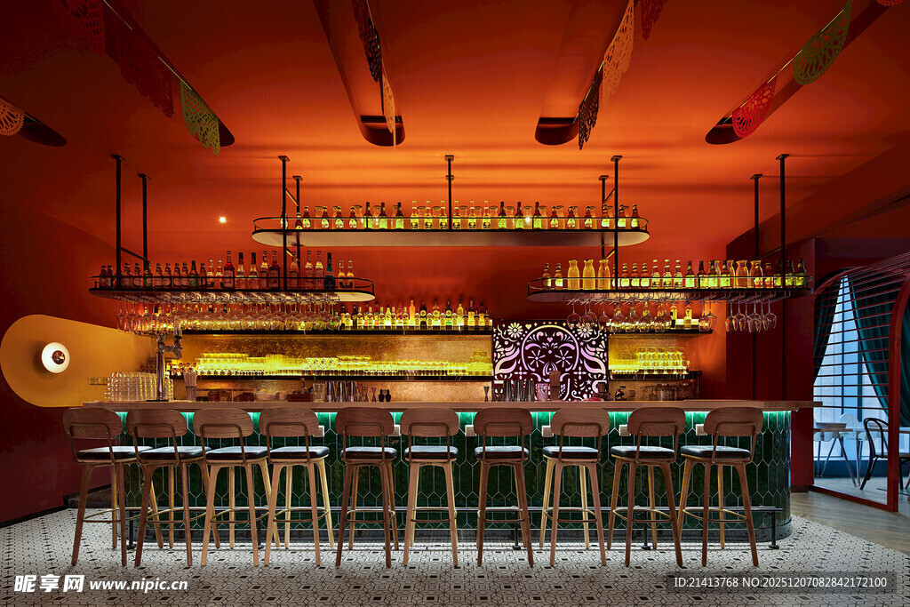 复古红调酒吧吧台场景