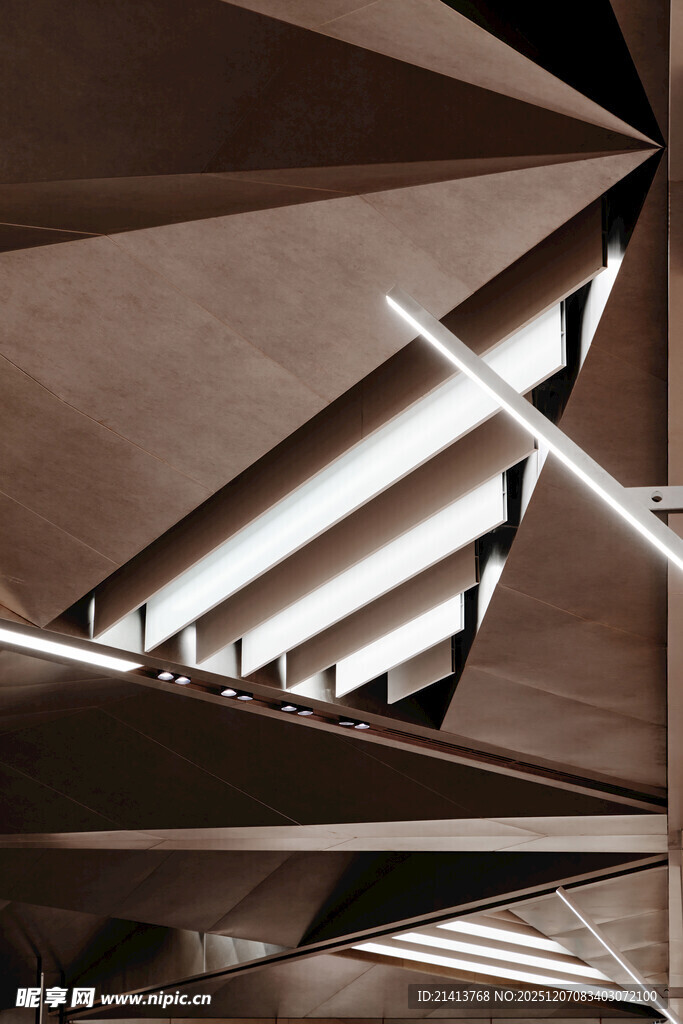 现代几何结构建筑内部