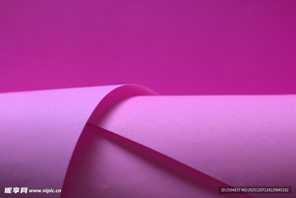 粉色卷边纸张特写