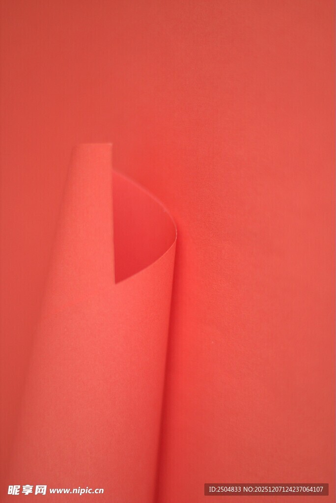 红色卷边纸张特写