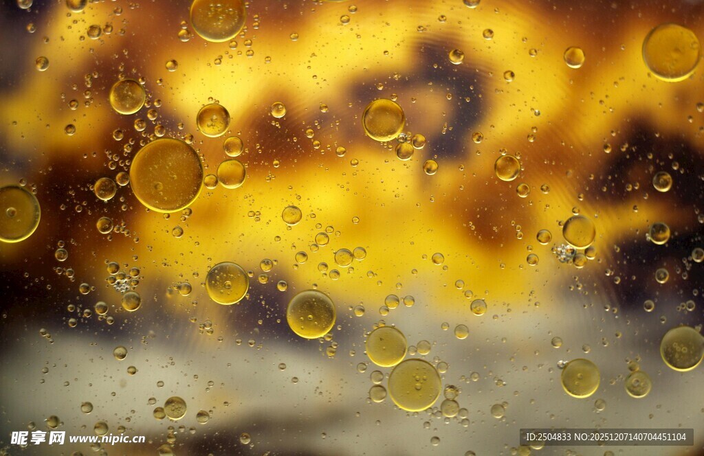 油滴在水中的绚丽景象