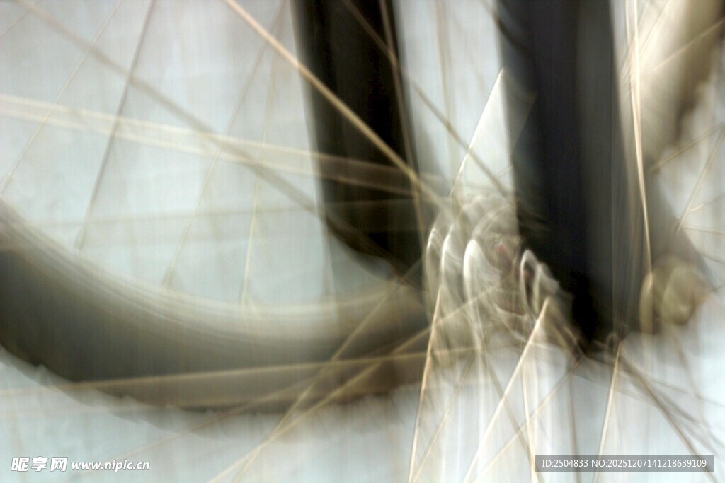 缠绕的绳索与黑色物件