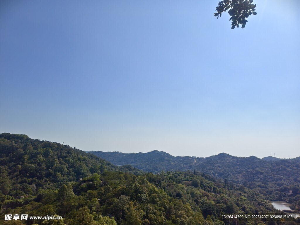 青山蓝天间的自然美景