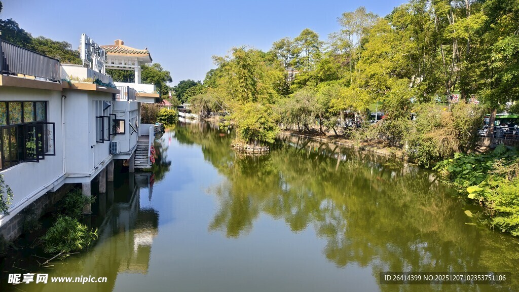 江南水乡静谧小河风景