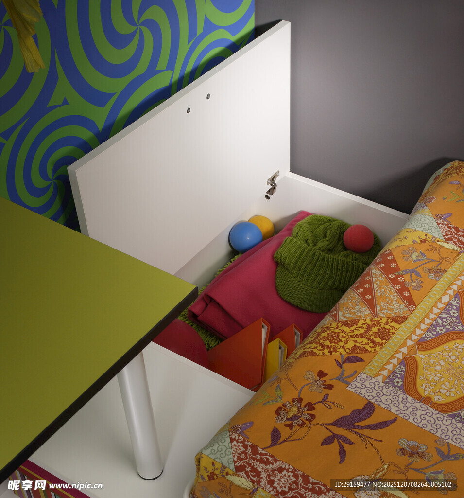 多彩卧室一角的温馨景致