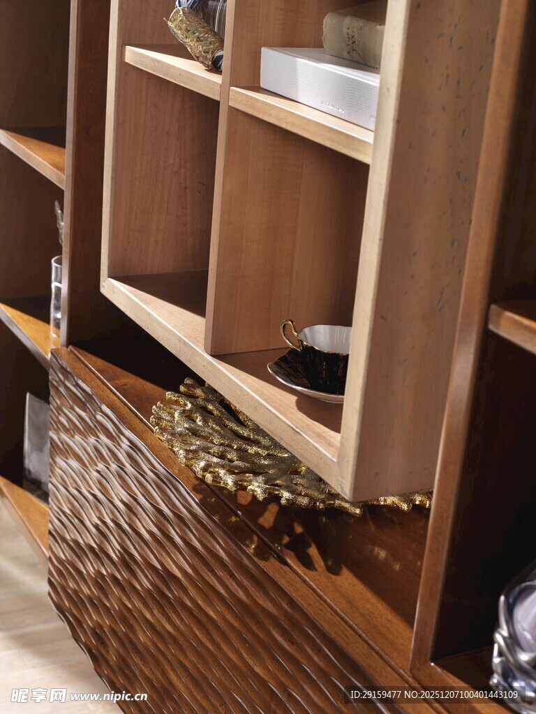 木质置物架与藤编装饰