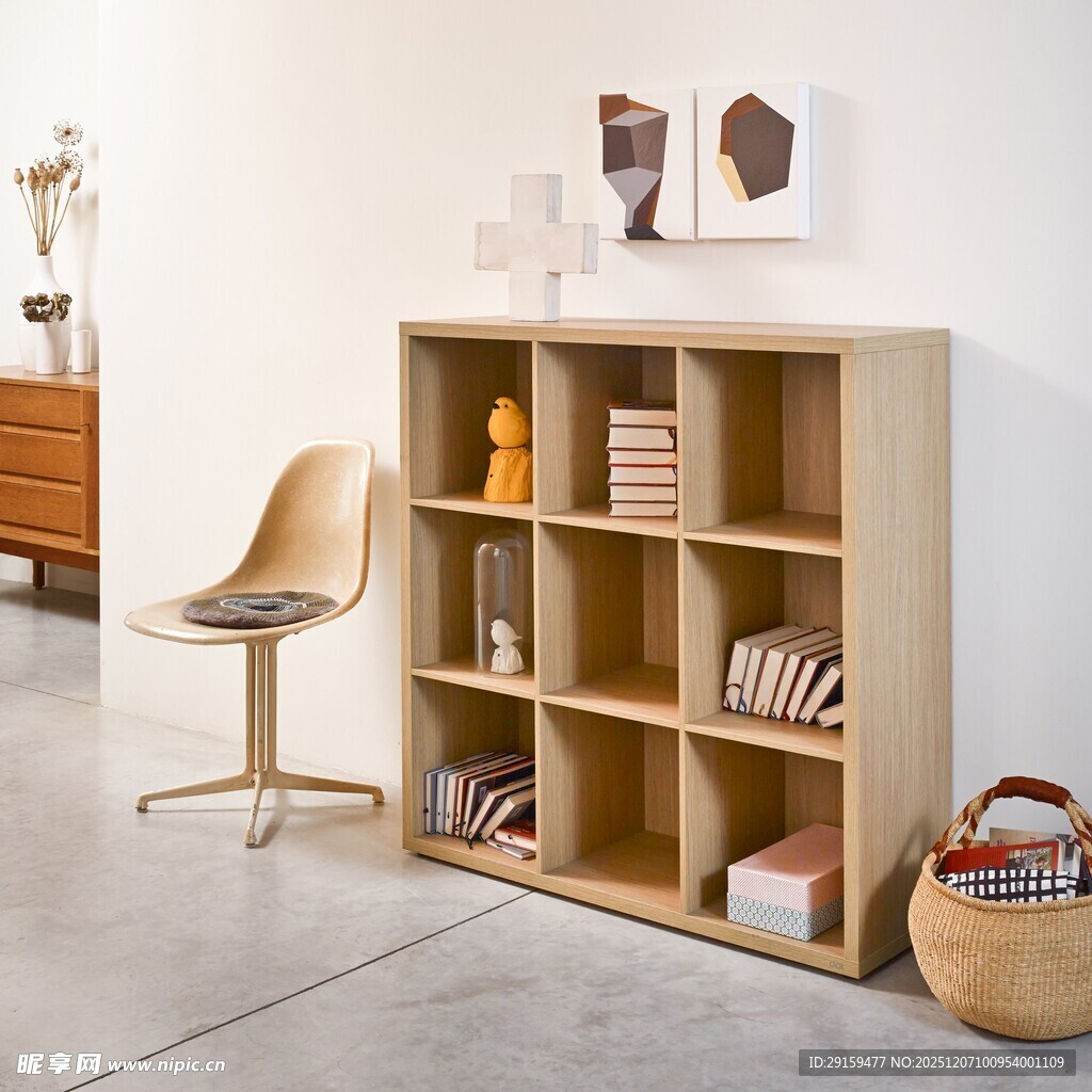 简约木质书架与休闲座椅