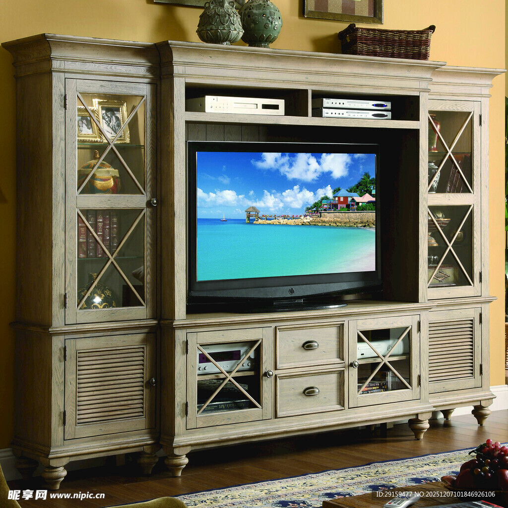 复古风格电视柜搭配大屏电视