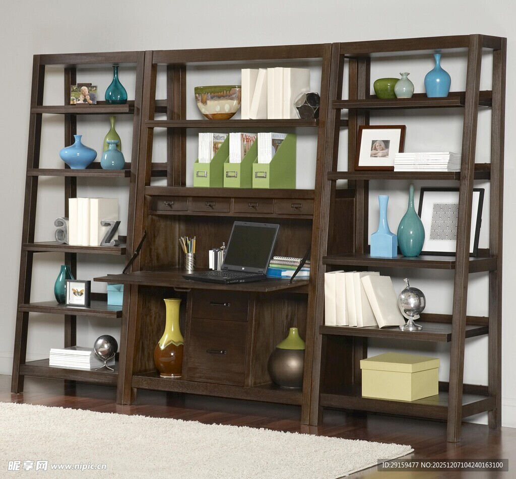 深色木质书架陈列装饰