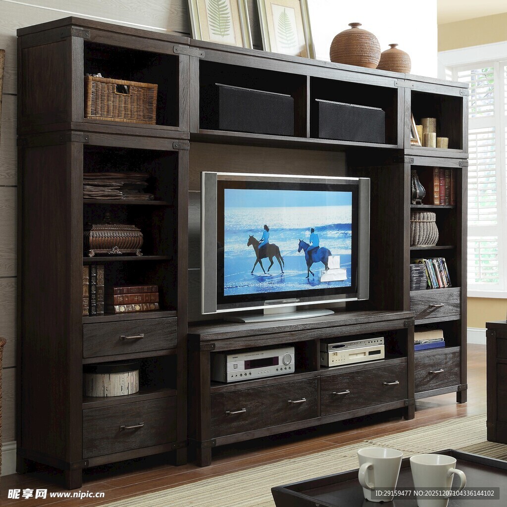 深色木质电视柜与电视组合