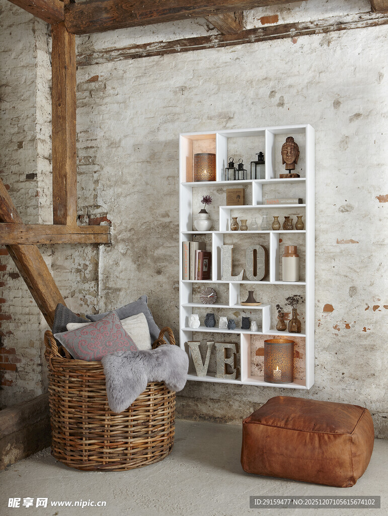 复古风室内角落置物场景