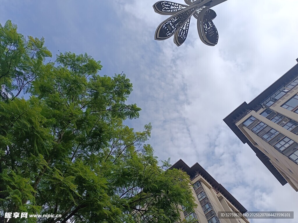 空中风筝与绿树建筑