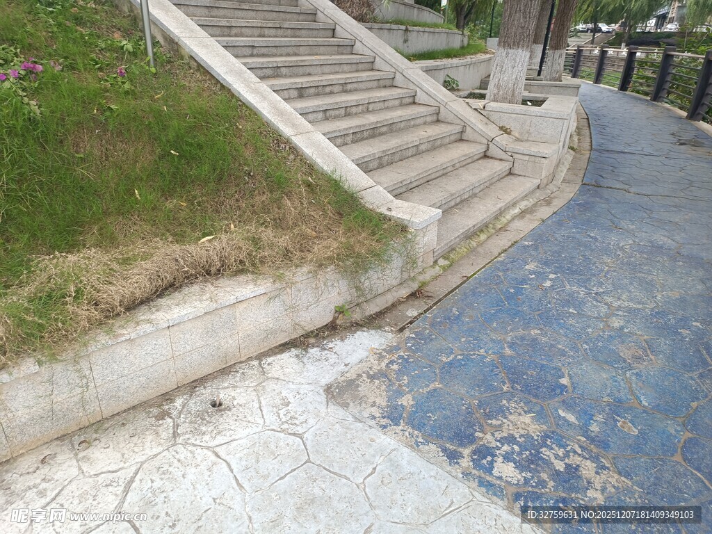 户外破损的台阶与路面