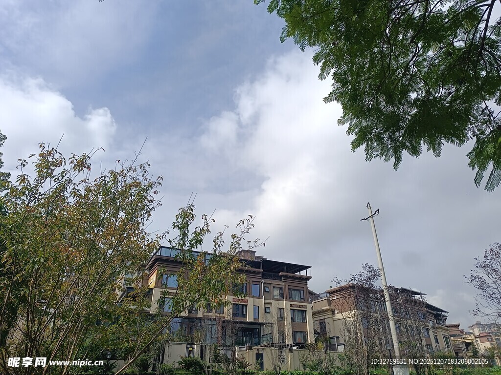 蓝天白云下的建筑风景