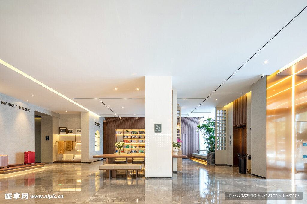 现代简约风格的宽敞大厅