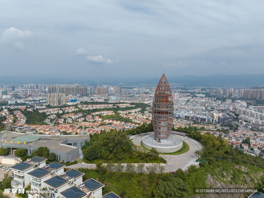 俯瞰城市中的独特塔楼景观