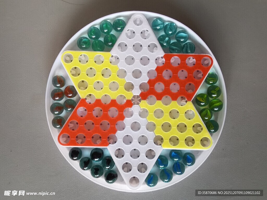 多彩跳棋棋盘特写