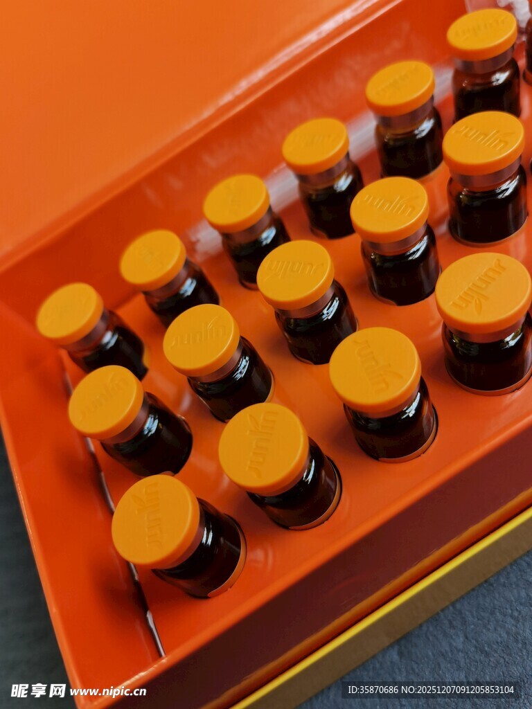 橙色盒中排列的棕色小瓶