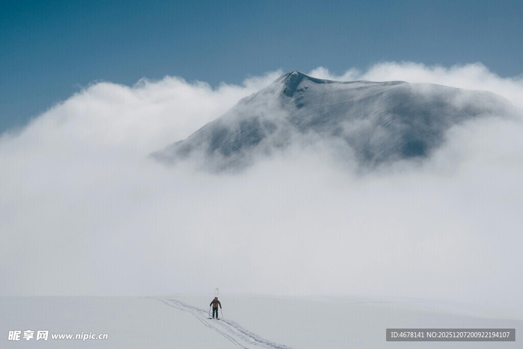 雪山云海间的孤独行者