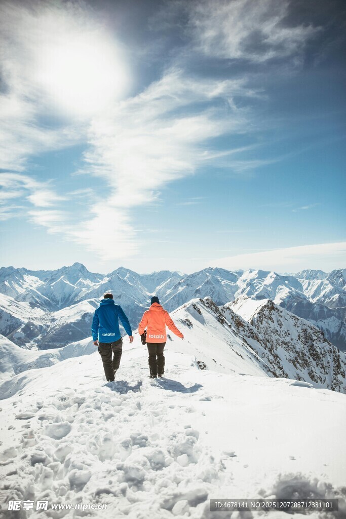 雪山徒步的两人身影