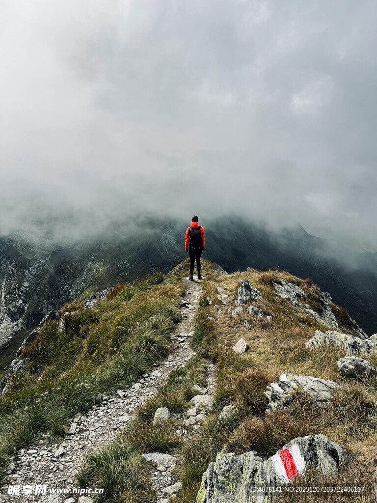 山顶独行的徒步者