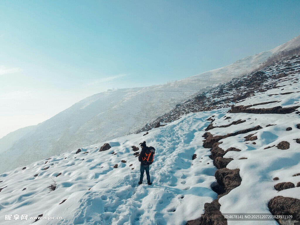 雪地徒步者攀登崎岖山路