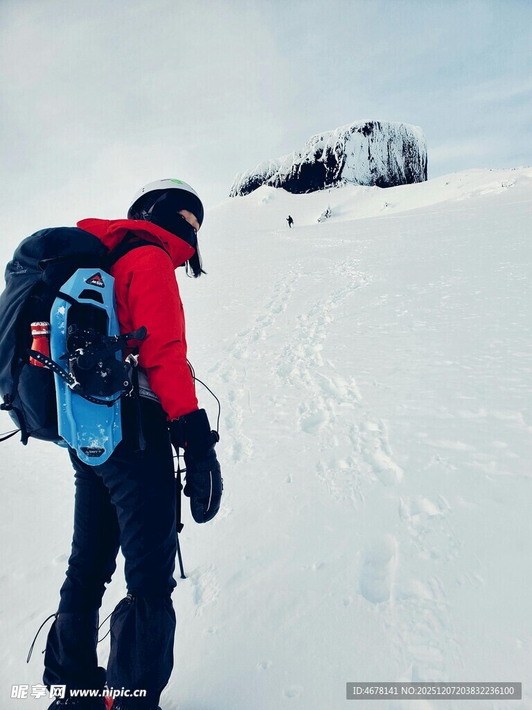 雪地徒步者眺望远方
