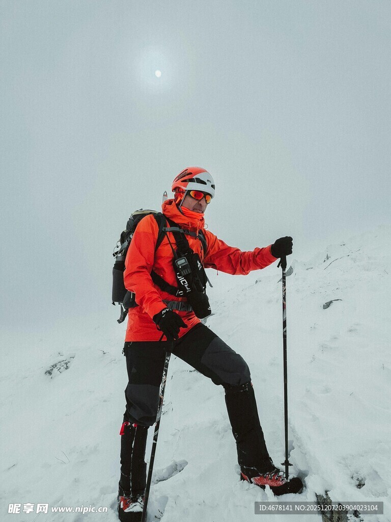 雪地滑雪者英姿