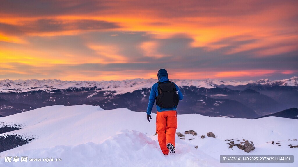 雪山上的行者赏壮丽霞光