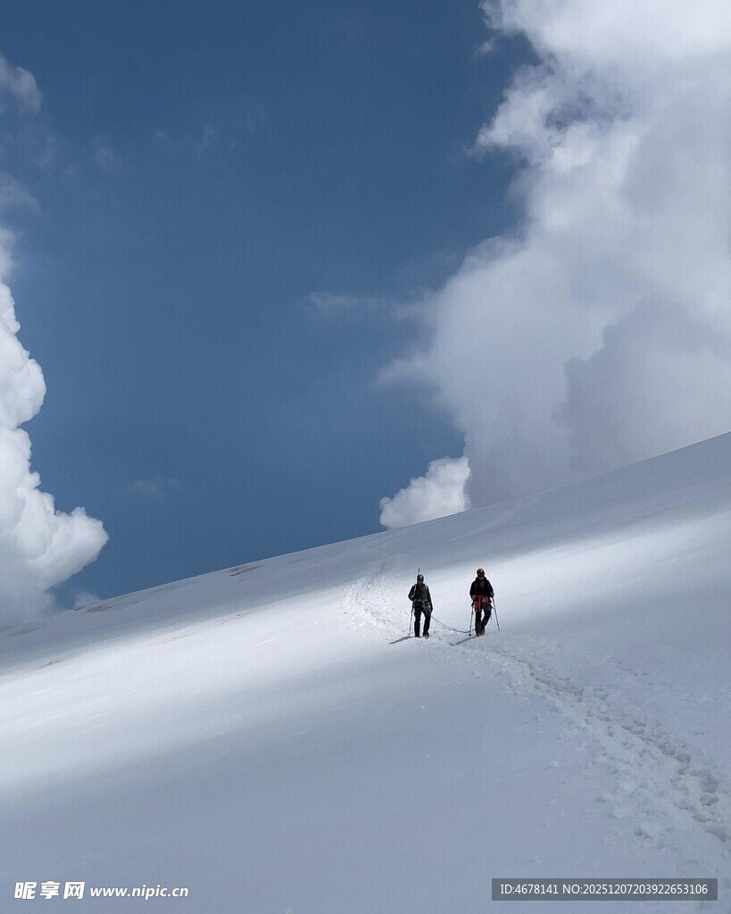 雪山徒步两人的前行之旅