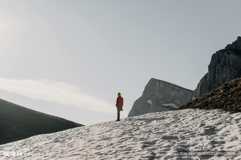 雪山孤影徒步者的征程