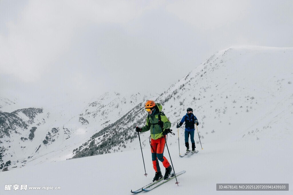 雪山中两人滑雪场景