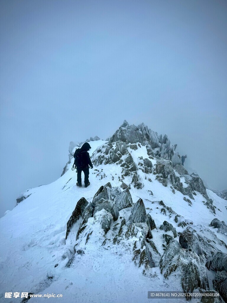 雪山上的独行攀登者