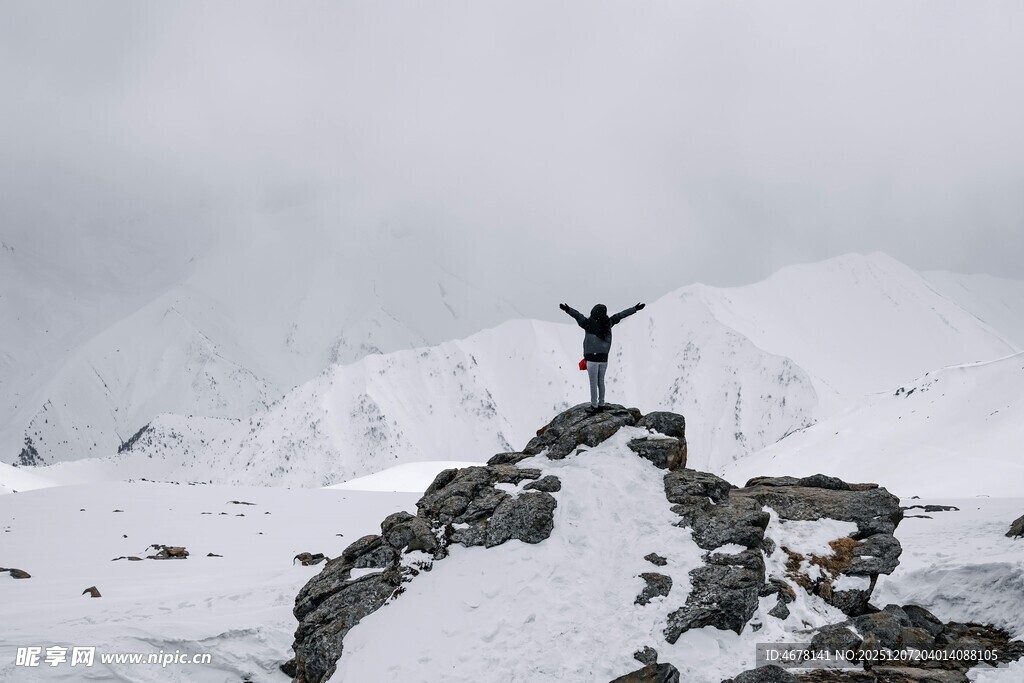 雪山顶上的欢呼者