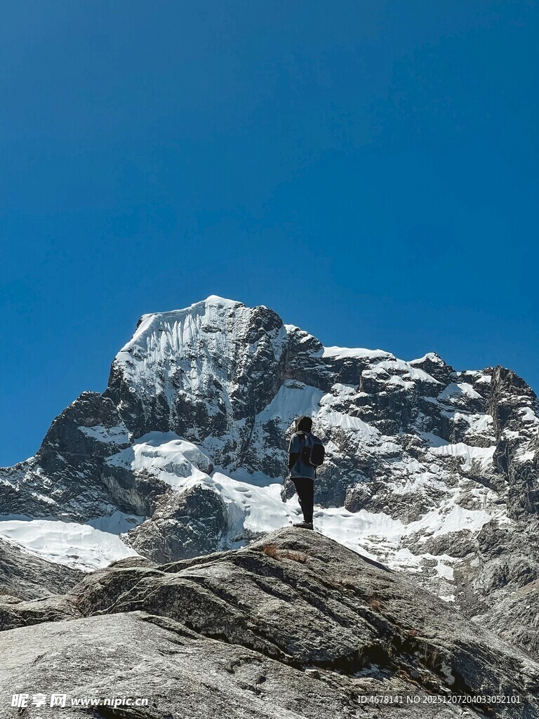 攀登者屹立于雪山之巅