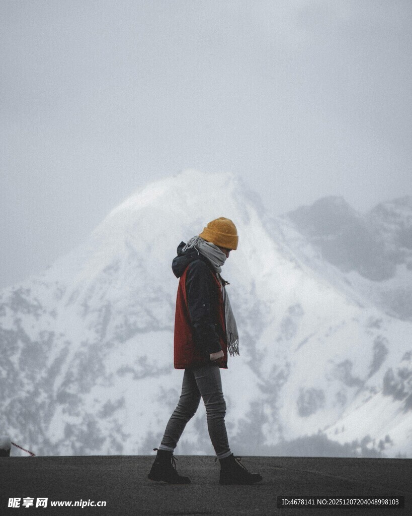 雪山前行走的户外探险者