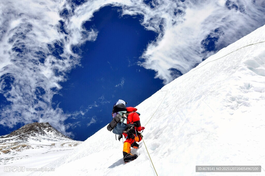 攀登雪山的坚毅徒步者