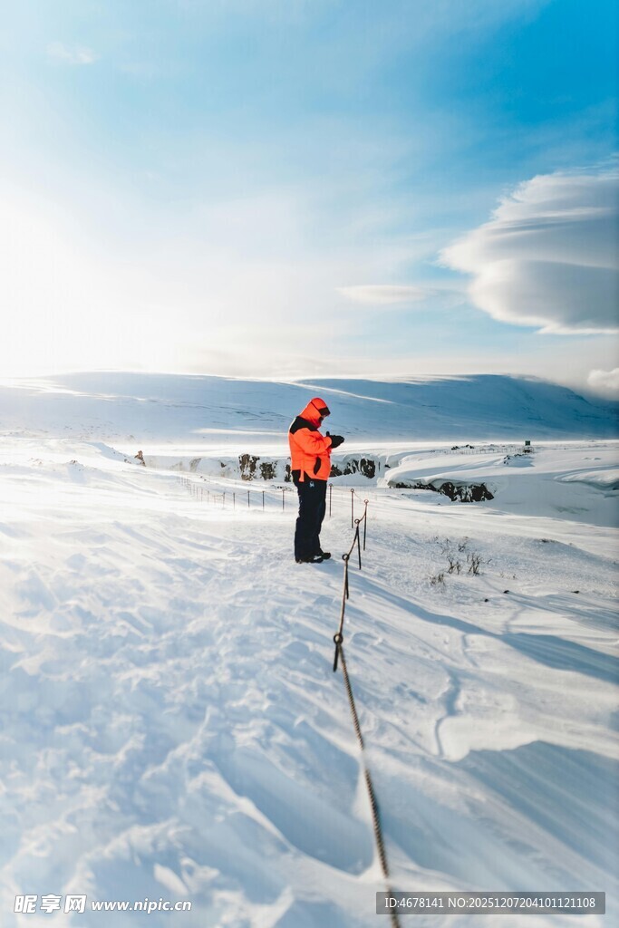 雪地探险者坚毅前行